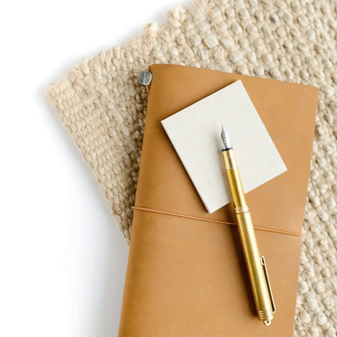 Een vulpen op een warmbruine envelop
