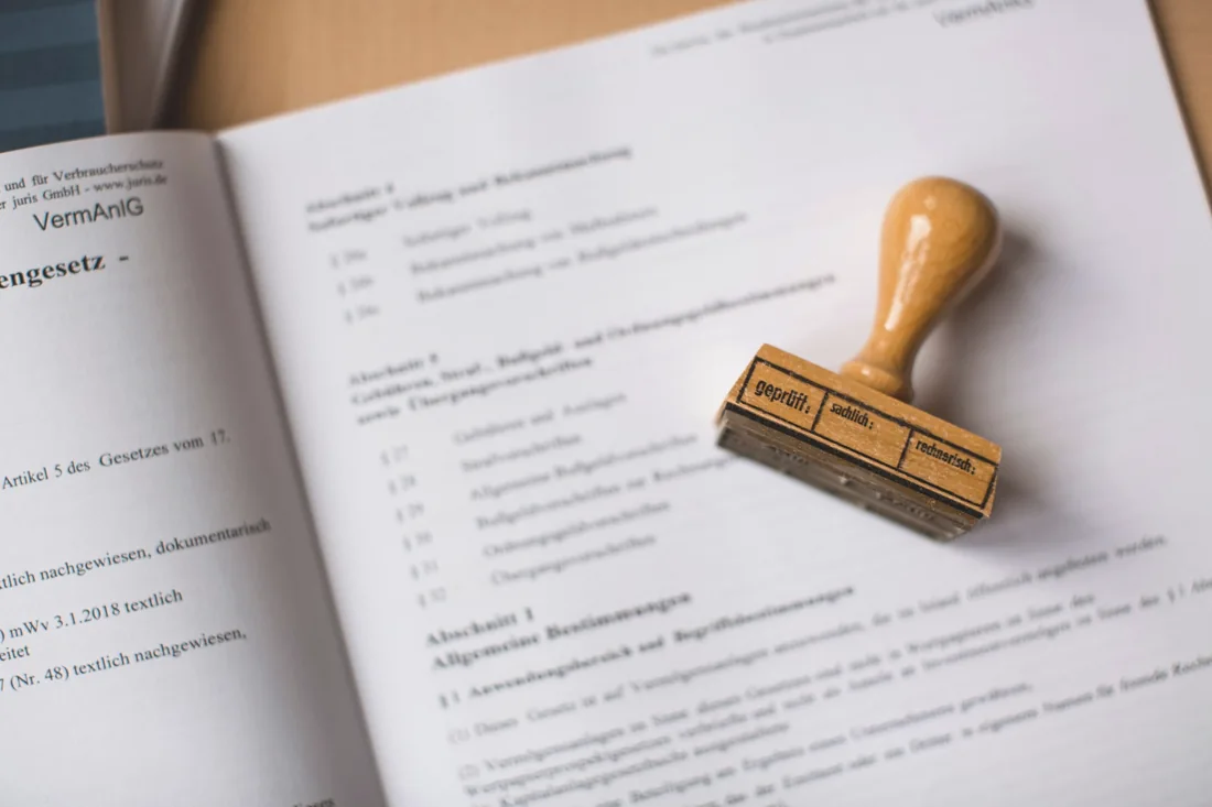 Een houten stempel op gedrukte tekst, zonder persoonlijke gegevens