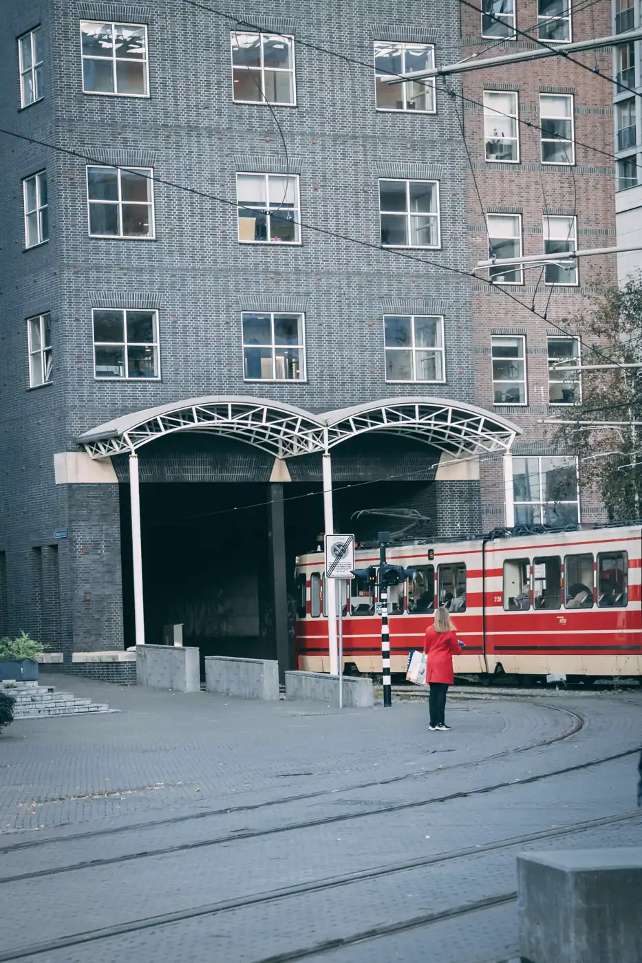 Een tram tussen Haagse gebouwen